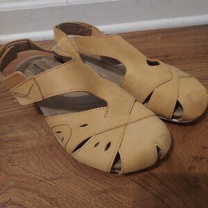 Earth closed toe sandals 9.5 wide